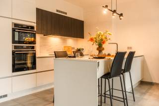 Aan de<strong> Geerard de Cremerstraat 15 in Rupelmonde </strong>nemen we je graag mee door deze <strong>nieuwbouwwoning met drie slaapkamers</strong>, <strong>een tuin</strong> van circa <strong>90 m² en een dakterras.</strong><br /><br />We komen binnen in <strong>de inkomhal</strong>, met plaats voor jassen en schoenen.<br />Hier bevinden zich ook <strong>het gastentoilet</strong>, <strong>de berging </strong>met aansluitingen voor de wasmachine en ruimte voor een droogkast, en de trap naar de verdiepingen.<br /><br />Rechtdoor stappen we de open leefruimte binnen. <strong>De keuken </strong>met modern kookeiland, waar je ook gezellig kunt eten, sluit aan op de zithoek.<br />We lopen verder naar de zithoek aan de tuinzijde. <strong>De grote raampartijen</strong> laten het daglicht binnen en bieden zicht op het terras en <strong>de tuin van circa 90 m². </strong>Op warme dagen zet je de deuren open en eet je buiten. Er is plaats voor een tuintafel, enkele ligstoelen en groen dat je naar eigen smaak kunt aanplanten.<br /><br />Terug in de hal nemen we de trap naar <strong>de eerste verdieping</strong>. Hier liggen <strong>twee slaapkamers</strong>, die je ook als logeerkamer of werkplek kunt gebruiken. <strong>De badkamer</strong> beschikt over een ligbad, een douche en een wastafel. Het toilet bevindt zich afzonderlijk op de overloop.<br /><br />Nog een verdieping hoger komen we in <strong>de derde slaapkamer. </strong><br />Hier heb je een eigen verdieping, met plaats voor een groot bed en een dressing.<br />Vanuit de slaapkamer stappen we <strong>op het dakterras </strong>van circa 2,42 × 2,72 meter. Met twee stoelen en een tafeltje maak je er een fijne plek van voor je eerste koffie of een rustig moment buiten.<br /><br /><u><strong>Technische informatie:</strong></u><br /><strong>EPC:</strong> label A – 59 kWh/m²/jaar<br /><strong>Verwarming:</strong> vloerverwarming<br /><strong>Ventilatie:</strong> systeem D<br /><strong>Renovatieverplichting</strong>: geen<br /><strong>Watertoets:</strong> P-score A | G-score A<br /><strong>Stedenbouwkundige inlichtingen:</strong> in aanvraag<br /><strong>Gemeenschappelijke kosten:</strong> €110 per maand<br /><br /><strong>Aankoop tegen 2% registratierechten mogelijk</strong> voor wie voldoet aan de voorwaarden voor de enige eigen woning, bij een compromis dat <strong>uiterlijk op 31 december 2026 wordt gesloten.</strong> Onder voorbehoud van de definitieve regelgeving en de toepasselijkheid op deze verkoop.<br /><br />Zie jij jezelf hier wonen? We laten je de woning graag ter plaatse ontdekken. Contacteer M3 Makelaars voor een bezoek.<br />