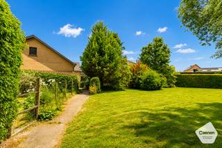 Bent U op zoek naar een woning U volledig naar eigen smaak kunt renoveren? Dan is deze charmante bungalow zeker een bezoek waard. Gelegen op een rustige en landelijke locatie, geniet deze woning van een aangename omgeving met veel groen en een uitstekende bereikbaarheid. De bungalow beschikt over drie volwaardige slaapkamers een mooie bewoonbare oppervlakte, waardoor er voldoende ruimte is voor gezinnen & koppels. Het perceel van maar liefst 1000 m² biedt tal van mogelijkheden voor het aanleggen van een prachtige tuin, een terras of andere buitenvoorzieningen. Dankzij de ruime indeling en de solide basis vormt deze woning de ideale opportuniteit om een eigentijdse en comfortabele thuis te creëren. Zeer rustige locatie.<br /><br /><strong><u>Indeling gelijkvloers:</u></strong>
<ul>
<li>Inkom met apart toilet;</li>
<li>Lichtrijke leefruimte met veel ramen en uitzicht op de tuin;</li>
<li>Ingerichte keuken;</li>
<li>Aansluitende berging aan de keuken;</li>
<li>3 slaapkamers;</li>
<li>Zeer ruime garage;</li>
<li>Prachtige terras en tuin;</li>
<li>Tuinhuis / bijgebouw;</li>
</ul>
<strong><u>Eerste verdieping met schuiftrap:</u></strong>
<ul>
<li>Zolderverdieping met schuiftrap;</li>
<li>Zeer ruim met veel mogelijkheden.</li>
</ul>
<strong><u>Troeven:</u></strong>
<ul>
<li>Prachtige locatie met veel grond en mogelijkheden;</li>
<li>Zeer rustig gelegen;</li>
<li>Vernieuwde Condensatieketel;</li>
<li>Regenwater 10.000 liter;</li>
<li>Boorput aanwezig;</li>
<li>Zuid-West oriëntatie tuin;</li>
<li>Ruim bouwvolume.</li>
</ul>
Voor verdere vragen of een bezoek ter plaatse neem gerust contact met ons op via: <strong>oostkamp@caenen.be</strong>