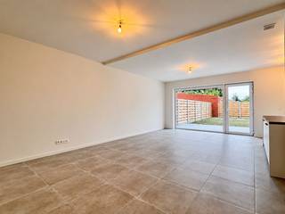 In het centrum van Eernegem vind je deze ruime nieuwbouwwoning, waar een centrale ligging en aangenaam wonen hand in hand gaan. Winkels, scholen, horeca en andere dagelijkse voorzieningen bevinden zich op korte afstand.<br /><br />De woning beschikt over een ruime en lichtrijke leefruimte met aansluitend een mooie, volledig geïnstalleerde open keuken. Met maar liefst 4 volwaardige slaapkamers en 2 badkamers is er plaats genoeg voor het hele gezin. Ook op praktisch vlak is de woning bijzonder compleet, met 3 toiletten, 3 bergingen en een afzonderlijke fietsenberging.<br />Buiten geniet je van een mooie, ruime tuin met volop plaats om van het buitenleven te genieten. Daarnaast is er een afzonderlijke garage aanwezig, ideaal voor de wagen en extra opbergruimte.<br /><br />Kortom, een ruime en energiezuinige nieuwbouwwoning met 4 slaapkamers, 2 badkamers en alles in huis voor aangenaam gezinswonen in het hart van Eernegem.<br /><br />Benieuwd naar deze nieuwbouwwoning? Neem contact op met Ward via 0470 20 66 88 en plan jouw bezoek!<br />