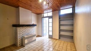 Te Renoveren Starterswoning of OpbrengsteigendomDeze woning biedt heel wat potentieel voor handige starters of investeerders!Indeling: een woonkamer,...