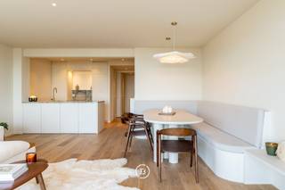 Sur le front de mer de Nieuport se trouve cet appartement de 3 chambres à coucher. L'appartement a fait l'objet d'une rénovation totale et a été fini à un niveau élevé avec une grande attention aux détails. <br /><br />Depuis le deuxième étage, vous pouvez profiter d'une vue magnifique sur la mer et les dunes. <br />L'appartement se compose d'un espace de vie ouvert avec une cuisine entièrement équipée et une salle à manger confortable. En outre, l'appartement comprend 3 chambres avec placards, 1 salle de bains, 1 salle de douche et des toilettes séparées. <br /> <br />Extra :<br />- Possibilité d'acheter un box de garage fermé dans la résidence<br /><br />En résumé, un appartement élégant dans un emplacement fantastique.