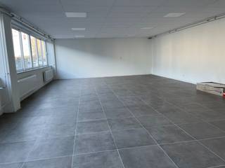 Magnifiek gelegen instapklaar kantoor van +/-  182 m² te huur op amper 3 min. van de Leuvensesteenweg (N2). Tevens gelegen op slechts 1,2 km van...