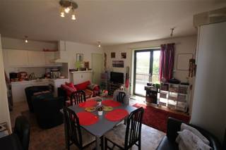 Leuke studio met groot zonnig terras, dicht bij scholen en winkels,met garage. Er is ook een gezellige grote gemeenschappelijke tuin.De studio...