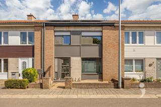 <p><span>Vous cherchez une maison clé en main dans un quartier calme, mais proche des transports en commun ? Cette maison rénovée est située dans une impasse tranquille et se trouve à distance de marche de la gare de Wezemaal.</span></p><p><span> </span></p><p><span>Par le hall d'entrée avec toilettes pour invités, nous accédons à l'espace de vie ouvert, où se trouvent le coin salon, la salle à manger et la cuisine. La cuisine est équipée d'une plaque de cuisson, d'un four, d'un réfrigérateur intégré, d'un congélateur séparé, d'un évier et de suffisamment d'espace de rangement.</span></p><p><span> </span></p><p><span>Au premier étage, il y a trois chambres, dont une est actuellement aménagée en dressing. La salle de bain récemment mise à jour dispose d'une douche et d'un évier. De plus, il y a une pièce de rangement pratique dans le couloir. La maison dispose également d'un grenier ainsi que d'une cave sèche.</span></p><p><span> </span></p><p><span>À l'arrière, vous pouvez profiter d'un jardin agréable avec terrasse, gazon et abri de jardin. Grâce à l'entrée arrière, le jardin est également facilement accessible à vélo.</span></p><p><span> </span></p><p><span>La maison a été soigneusement et profondément améliorée ces dernières années. Le système de chauffage a été remplacé par une pompe à chaleur avec climatisation, le chauffe-eau a été renouvelé et le toit, la façade arrière et l'abri de jardin ont été isolés. De plus, la propriété dispose de pas moins de 19 panneaux solaires et l'installation électrique est aux normes.</span></p><p><span> </span></p><p><span>En résumé, vous cherchez une maison clé en main économe en énergie dans une rue calme ? Contactez-nous au 016 15 31 15 ou info@immolivit.be</span></p>