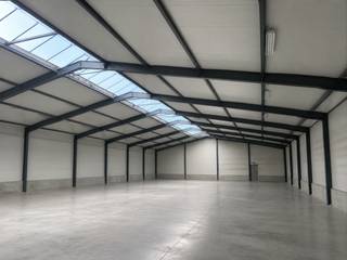 Te huur in het industriegebied van Perwez: een magazijn van ca. 800 m² op een perceel van 5216 m².<br />Neem voor meer informatie contact met ons op via 02 462 32 00.