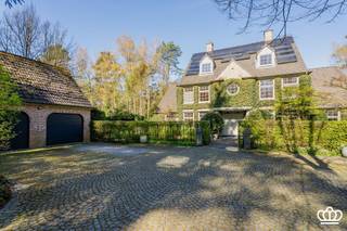  Ce manoir dispose au rez-de-chaussée (sur Boergond dals) d'un salon central avec loft ; autour de celui-ci se trouvent le hall d'entrée, le...