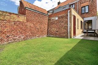 Bent u op zoek naar een stijlvolle burgerwoning met ruimte en comfort? Dan is deze volledig gerenoveerde halfopen bebouwing nabij het commerciële centrum en het treinstation van Eeklo maar toch nabij het groengebied, van alle rust en wooncomfort, zeker een bezoek waard.
Bij het betreden van de woning wordt u verwelkomd in een aangename leefruimte die baadt in het natuurlijke licht en zicht op het terras. De moderne keuken is voorzien van alle hedendaagse comfort, waardoor koken een echt plezier wordt.
Een extra troef is de badkamer op het gelijkvloers, die praktisch is ingericht en het dagelijkse comfort aanzienlijk verhoogt.
De woning beschikt over maar liefst drie ruime slaapkamers, ideaal voor een gezin, thuiswerk of hobbyruimte.
Dankzij de doordachte renovatie geniet u overal van een hedendaagse afwerking en een aangename woonbeleving.
Buiten vindt u een gezellig terras dat uitkijkt op de onderhoudsvriendelijke tuin, de perfecte plek om te ontspannen of gezellig te genieten met familie en vrienden.
Wenst u een bezoek aan deze ruime woning?
Wees er snel bij en plan uw bezoek via het nummer 09 336 16 15 of mail naar info@vastgoedunicum.be, wij helpen u graag verder!