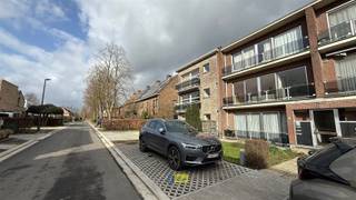 Dit ruime appartement van 81m² in Kontich biedt een ideale combinatie van comfort en praktische voorzieningen. De woning beschikt over twee...