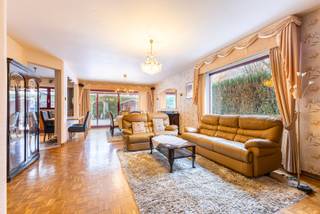 Hecht u veel belang aan een woning die voorzien is van veel ruimte, met inpandige garage én oprit waarop u nog een wagen kan parkeren? Dan stellen...