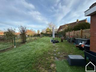 Deze ruime en lichtrijke woning is gelegen in Ieper en biedt alle comfort voor een gezin. Op het gelijkvloers bevindt zich een grote leefruimte...