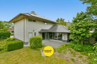 Op een rustige locatie in Koekelare bevindt zich deze verzorgde alleenstaande woning, gebouwd in 2006 op een perceel van 453 m². Met een bewoonbare oppervlakte van 190 m², vier slaapkamers, een garage en een mooie tuin biedt deze woning alle ruimte en comfort voor het hele gezin.<br />Via de inkomhal met gastentoilet komt u in de lichtrijke leefruimte met gezellige gaskachel. De open keuken sluit hier naadloos op aan en is uitgerust met alle gangbare toestellen. Verder beschikt het gelijkvloers over een praktische wasberging en een ruime inpandige garage.<br />Op de verdieping bevinden zich vier slaapkamers, waarvan één perfect kan dienen als bureau, een ruime badkamer met ligbad, inloopdouche en dubbele lavabo, en een apart toilet. Daarnaast is er nog een ruime zolder aanwezig die tal van mogelijkheden biedt als berging.<br /><br />Bent u op zoek naar een instapklare gezinswoning op een rustige locatie? Dan is dit zeker een bezoek waard.<br /><br />KIJKDAG op zaterdag 04/07/2026 van 14u tot 16u, uitsluitend op afspraak. Contacteer ons vandaag nog om uw bezoek in te plannen.<br /><br />Neem voorsprong met een vrijblijvende en gratis schatting van uw eigendom via:<br />http://www.residentievastgoed.be/gratisonlineschatten<br /><br />EPC: 194 kWh/m² - UC: 3880705 ~ Vg, Wg, Gvkr, Gvv, Gmo ~ Ref. MI24889