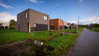 In de ‘Eggerstraat’, een rustige nieuwe woonstraat net buiten de dorpskern van Oostmalle bouwde Danneels deze <strong>prachtige open bebouwing </strong>op het lot 11.<br /><br />Deze moderne gezinswoning<strong> </strong>heeft een lichtrijke leefruimte, volledig ingerichte keuken en badkamer, drie <strong>ruime slaapkamers,</strong> garage én een mooie tuin. <br /><br />Deze woning werd al wind- en waterdicht gerealiseerd en kan <strong>op korte termijn woonklaar</strong> worden afgewerkt. <br /><br />Jij kiest zelf jouw keuken- en badkamerinrichting en de vloer- en wandtegels bij onze partners. <br /><br />Een geothermische warmtepomp, zonnepanelen en een ventilatiesysteem met warmterecup zorgen voor een optimaal comfort en een lage energiefactuur.