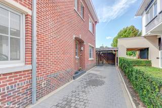 KARAKTERVOLLE EENGEZINSWONING MET 5 SLAAPKAMERS, GARAGE, CARPORT EN TUIN NABIJ HET CENTRUM VAN BILZEN<br /><br />*** Bekijkt u deze woning via een aanverwante website? Surf dan naar https://matisimmo.be/nl/aanbod/4452735/eengezinswoning-te-koop-in-3740-bilzen-hoeselt en klik op volgende link voor het INTERACTIEF GRONDPLAN: https://grondplan.matisimmo.be/grondplan/?map=HoeseltTongersestraat21 ***<br /><br />Deze ruime eengezinswoning is rustig gelegen net buiten het centrum van Bilzen. Dankzij de centrale ligging bevinden verschillende voorzieningen, zoals winkels, openbaar vervoer en het station, zich in de nabije omgeving. Het bruisende centrum van Bilzen ligt op minder dan 5 minuten rijden en is eveneens op wandelafstand. Bovendien geniet de woning van een vlotte verbinding naar de autosnelwegen, die zich op enkele minuten bevinden, met een goede bereikbaarheid richting onder andere Maastricht, Tongeren en Hasselt.<br /><br />Een grote troef van de woning is de aanwezige airconditioning, geplaatst in 2018. Daarnaast beschikt de woning over centrale verwarming met een condenserende gasketel, eveneens geplaatst in 2018, en zonnepanelen met een vermogen van 4.510 Wpiek, geïnstalleerd in 2023.<br /><br />We betreden de woning via de inkomhal aan de rechterzijde van de woning. Deze is voorzien van een gastentoilet en biedt toegang tot de verschillende ruimtes in de woning, evenals tot de trap naar de eerste verdieping.<br /><br />Vanuit de inkomhal bereiken we de ruime en lichtrijke woonkamer, die plaats biedt voor een aangenaam zit- en eetgedeelte en voorzien is van airconditioning. Vanuit de woonkamer is er rechtstreeks toegang tot de tuin. Aan de andere zijde van de inkomhal bevindt zich de aparte, volledig ingerichte keuken. Hier is eveneens voldoende ruimte voor het plaatsen van een eettafel of eventueel een kookeiland. Dankzij het grote raam geniet de keuken van een aangename natuurlijke lichtinval.<br /><br />Op de eerste verdieping bevinden zich de ruime nachthal, drie slaapkamers en de badkamer. De badkamer is uitgerust met een enkele lavabo, douchecabine, ligbad, toilet en een ingebouwde kast.<br /><br />Via een vaste trap bereikt men de tweede verdieping. Hier bevindt zich een ruime overloop, die momenteel ingericht kan worden als bureauruimte, evenals twee ingebouwde kasten en een ruime slaapkamer. Daarnaast zijn er nog twee extra multifunctionele ruimtes aanwezig, die naar eigen wens kunnen worden ingericht. Deze ruimtes kunnen bijvoorbeeld dienst doen als extra opbergruimte, hobbyruimte of bijkomende slaapkamer.<br /><br />De woning beschikt daarnaast over een carport en een inpandige garage, wat zorgt voor extra comfort en praktische bergruimte. Ook is er een kelder aanwezig, die uitstekend dienst kan doen als voorraadkelder of extra bergruimte. Buiten geniet de woning van een ruime en volledig afgesloten tuin met een verhard terras. Dit biedt verschillende mogelijkheden om in alle rust van de buitenruimte te genieten.<br /><br />Voor meer informatie of een bezoek ter plaatse kan u vrijblijvend contact opnemen met ons kantoor via 089/44.00.00 of info@matisimmo.be.<br /><br /><em>De vermelde woonoppervlakte is steeds de bruikbare vloeroppervlakte overgenomen uit het EPC-verslag.</em><br /><br /><em>Bestuursmaatregelen in het maatregelenregister: nee</em><br /><br />