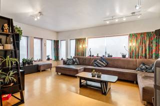 Ruime open bebouwing op 2.262 m².Deze lichte en ruime open bebouwing van 282 m² combineert comfort en functionaliteit. De inkomhal met ingemaakte...