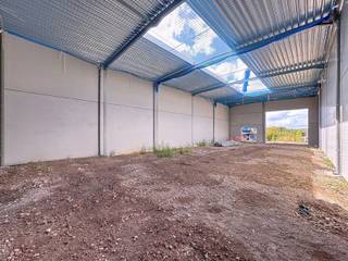 <u><strong>ALGEMEEN:</strong></u><br />Het betreft hier een opbouw van een nieuw bedrijfsverzamelgebouw, bestaande uit 18 KMO-units en 2 kantoren. <br />Rondom het gebouw is een private weg aangelegd met 58 parkeerplaatsen.<br /><br /><u><strong>Benaderende AFMETINGEN:</strong></u><br />Breedte: 11m x lengte: 28m of 307 m²<br /><br /><u><strong>AFWERKING:</strong></u><br />- <strong>Stalen constructie:</strong> gezandstraald, behandeld met lasprimer en voorzien van all meta coating<br />- <strong>Geïsoleerde (10cm PIR) gladde betonpanelen</strong> - EPB-conform<br />- <strong>Scheidingswanden in gladde betonpanelen</strong>, dienst doende als brandmuur (EI60)<br />- <strong>Gepolierde en gewapende betonvloer</strong> (15cm) met XPS vloerisolatie (volgens EPB-normering)<br />- <strong>Geïsoleerd (100mm PIR) plat dak</strong> bestaande uit geprofileerde staalplaten (Steeldeck met roofing)<br />met <strong>centrale lichtstraat</strong> (dubbelwandige polycarbonaat platen (2x 10mm vierwandig), voorzien van rook- en warmteafvoersysteem)<br />- 1 geïsoleerde, <strong>automatische sectionaalpoort</strong> (h: 4,20m; b: 4,50m) met afstandsbediening (één zender)<br />- Per unit is <strong>een raampartij </strong>voorzien en glazen inkomdeur. IDEAAL om nog een kantoorruimte te voorzien.<br />- Extra belasting voor zonnepanelen is voorzien: 15kg/m²<br /><br /><strong>Conform bijlage 6, Brandklasse C!</strong><br />Automatische branddetectie met RWA-luiken<br /><br /><u><strong>NUTSVOORZIENINGEN:</strong></u><br />De individuele aansluitingen per unit op water, elektriciteit (40A, 3 x 400V), internet/telefoonkabel van het tellerlokaal tot in de unit. Het tellerlokaal bevindt zich in unit 1, die voorzien is van 2 afzonderlijke buitendeuren. Er is een gescheiden rioleringsstelsel voorzien voor afvoer van regen- en afvalwater. Per unit is een afvoer voorzien voor sanitaire module.<br />Per 2 units is regenwaterput van 10.000 liter voorzien, met aanzuigleiding per unit (zonder pomp).<br /><br /><u><strong>OMGEVINGSWERKEN en TOEGANGSWEGEN</strong></u>:<br />Rond de gebouwen zal de buitenaanleg en de groenvoorziening uitgevoerd worden conform het lastenboek en plannen.<br /><br /><u><strong>LIGGING:</strong></u><br />- Centrale ligging in West-Vlaanderen<br />- Op slechts enkele kilometers van de autosnelweg E403 (Brugge-Kortrijk), afrit 'Ruddervoorde-Zedelgem'<br />- Op 500m van N32 - verbindingsbaan Brugge-Torhout<br /><br /><u>* Bijzonderheden:</u><br />- Vermelde prijzen zijn exclusief 21% btw, aansluitingskosten van de nutsvoorzieningen, meterkast, deelname basisakte, opmeting, PID en brandcentrale.<br />- Interessant voor btw-plichtige (21% btw is <strong>volledig recupereerbaar, geen registratie</strong>!)<br />- Voorziene oplevering: <strong>Q4 2025</strong><br />- Onze referentie op <strong>www.centro-bedrijfsvastgoed.be</strong>: <strong>Q0762-7</strong> of contacteer ons op <strong>050 70 01 02</strong>.