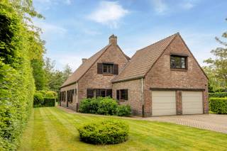 <p><span><strong>PERFECT ONDERHOUDEN VILLA OP TOPLOCATIE IN HET GROENE SCHOTENHOF<br /></strong>Droomt u van rust, ruimte en comfort op een absolute <strong>toplocatie</strong>? Met trots biedt <strong>Immo Point Vandaele</strong> deze perfect onderhouden villa aan. De woning kenmerkt zich door haar vele mogelijkheden en een fantastische, zonovergoten tuin. Gelegen in de begeerde, residentiële wijk Schotenhof woont u hier omringd door groen, met scholen, sportclubs en het bruisende centrum van ’s-Gravenwezel op een boogscheut afstand.</span></p>
<p><span><strong>INDELING VAN DE WONING<br /></strong><strong><u>Gelijkvloers</u></strong></span><br /><span>U betreedt de woning via een ruime <strong>inkomhal </strong>met een apart gastentoilet. De royale <strong>leefruimte</strong> (ca. 45m²) vormt met haar sfeervolle open haard het kloppend hart van de woning. Aansluitend bevindt zich de ruime <strong>keuken</strong> (ca. 16m²), aangevuld met een praktische <strong>bijkeuken</strong>. De inpandige <strong>dubbele garage</strong> biedt niet alleen plaats voor twee auto’s, maar zorgt ook voor extra opbergruimte.</span></p>
<p><span><strong><u>Eerste verdieping</u></strong></span><br /><span>De nachthal geeft toegang tot de<strong> hoofdslaapkamer</strong> (ca. 25m²) met ensuite dressing én eigen<strong> badkamer</strong>. Verder bevinden zich op deze verdieping nog <strong>drie</strong> bijkomende <strong>slaapkamers</strong> (elk ca. 10m²) en een <strong>tweede badkamer</strong>.</span></p>
<p><span><strong><u>Overige verdiepingen<br /></u></strong>De woning beschikt verder nog over een handige <strong>bergzolder</strong> op niveau +2 en een praktische <strong>kruipkelder</strong> op niveau -1.</span></p>
<p><span><strong>PERCEEL & TUIN<br /></strong>De prachtig aangelegde tuin heeft een ideale <strong>zuidoost-oriëntatie</strong>, waardoor u hier vanaf de vroege ochtend tot laat in de middag volop van de zon geniet. Een waar paradijs voor zonneliefhebbers in alle privacy en rust.</span></p>
<p><span><strong>KORTOM<br /></strong><strong>* Toplocatie:</strong> Residentieel en groen gelegen in Schotenhof, vlakbij ’s Gravenwezel, scholen en sportfaciliteiten.</span><br /><span><strong>* Ruimte & potentieel: </strong>Uitstekend onderhouden villa met 4 slaapkamers en 2 badkamers.</span><br /><span><strong>* Buitenleven:</strong> Prachtig aangelegde en zonnige tuin met optimale privacy.</span><br /><span><strong>* Praktisch: </strong>Inpandige dubbele garage, handige bijkeuken en opbergzolder.</span></p>
<p><span><strong>BEWOONBARE OPPERVLAKTE<br /></strong>De vermelde “bewoonbare oppervlakte” is gebaseerd op de “bruikbare vloeroppervlakte” zoals vermeld in het EPC.</span></p>
