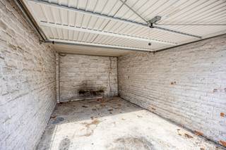 Deze garagebox (box 4) bevindt zich op een absolute topligging in het centrum van Leuven. In een buurt waar parkeergelegenheid bijzonder schaars is, vormt dit een uitstekende investerings- én gebruikskans.<br /><br />De garageboxen zijn achterin gelegen en maken deel uit van een verzorgd geheel van 18 garageboxen en 1 staanplaats. Ideaal voor wie een veilige en vlot bereikbare parkeer- of opslagruimte zoekt. De daken werden recent volledig vernieuwd. <br /><br />Interesse of meer informatie?<br />0474 386393<br />lotte@immogve.be
