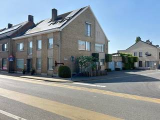 Centraal gelegen woning bestaande uit een inkomhal met vestiaire, wachtruimte en afzonderlijk toilet, twee bureelruimtes/praktijkgedeeltes,...