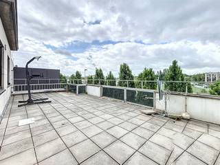Ruim appartement van 107 m² met drie slaapkamers, gelegen in Neder-Over-Heembeek, met een zongericht (zuiden) terras van maar liefst 40 m². Geen inkijk van buren, en een mooi, open zicht zorgen voor een aangenaam gevoel van rust en privacy — ideaal om buiten te vertoeven, van 's ochtends tot 's avonds in de zon.Binnen vind je een aangename, ruime leefruimte, drie volwaardige slaapkamers en een grote, aparte keuken — perfect voor een gezin of wie graag extra ruimte heeft voor een bureau of hobbykamer. Het appartement is voorzien van een kelderberging en een garagebox, een echte troef in deze buurt.Het geheel vraagt om een opfrisbeurt, wat zich vertaalt in een aantrekkelijke prijs en de kans om het appartement volledig naar eigen smaak in te richten.