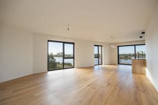 Huurprijs: 1.400 EUR / maand (geen gemeenschappelijke kosten)<br />Beschikbaar: vanaf 01/10/2026<br /><br />Dit prachtige appartement is een ware parel langs de Rupel. De rustige ligging en het adembenemende uitzicht op het water zorgen elke dag opnieuw voor een uniek vakantiegevoel. Bovendien geniet u hier van een uitstekende bereikbaarheid, met winkels, openbaar vervoer en belangrijke invalswegen.<br /><br />Met een bewoonbare oppervlakte van 104 m² biedt het appartement een ruime en comfortabele indeling. De woonkamer met grote raampartijen vormt het hart van het appartement en geeft rechtstreeks uit op het panoramische zicht over de Rupel, wat zorgt voor een bijzonder gevoel van ruimte en licht.<br /><br />De keuken sluit aan op de leefruimte en wordt aangevuld met een praktische berging. Verder beschikt het appartement over twee volwaardige slaapkamers, een badkamer en een aparte wc. Eén van de slaapkamers heeft eveneens ingemaakte kasten.<br /><br />Dit appartement beschikt over een EPC-label A. Dankzij de vloerverwarming geniet u in de winter van een aangename en gelijkmatige warmte, terwijl de geïntegreerde vloerverkoeling in de zomer zorgt voor een fris en comfortabel binnenklimaat.<br /><br />Inclusief een ondergrondse autostaanplaats en een privatieve kelderberging, wat zorgt voor praktische bergruimte.<br /><br />De combinatie van ruimte, lichtinval en het unieke zicht op de Rupel maakt dit appartement een uiterst bijzondere plek.<br /><br />Indeling:<br />Inkomhal<br />Apart toilet<br />Woonkamer<br />Keuken<br />Berging<br />2 slaapkamers<br />Badkamer<br /><br />Enkele troeven:<br />- Prachtig uitzicht<br />- Zuid-georiënteerd - zon vanaf 11:00 tot 's avonds<br />- Overdekt terras<br />- Grote gemeenschappelijke bezoekersparking<br />- Gehandicaptenlift aanwezig<br />- Afvalstraat voorzien<br />- Privatieve kelderberging inbegrepen<br />- Privatieve ondergrondse staanplaats inbegrepen<br /><br />Graag meer info of een bezoek ingepland?<br />Contacteer ons via 0492 83 88 19 of jarno@groepvanhaute.be.