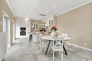 Instapklare woning met 5 slks, grote tuin en 2 badkamers in het centrum van Kuurne.<br /><br />Deze woning is in het jaar 2021 compleet gerenoveerd. Een zeer langs inkomhal verwelkomt u in de woning. Lambrisering, vestiaire, apart toilet, zwart glazen deur naar leefruimte,.. De leefruimte is een zeer ruim geheel met achteraan vele raampartijen.<br /><br />Verder is er op het gelijkvloers een slaapkamer, gevolgd door dressing en aansluitend een badkamer met ligbad, douche en wastafel. Gelijkvloers wonen is mogelijk!<br /><br />Het verdiep bevat 2 ruime slaapkamers, een badkamer en een open sas voor bureau of hobbyruimte. Het zolderverdiep bevat nogmaals 2 slaapkamers.<br /><br />Verder is er een ruime garage waar ook de technische ruimte is + voorziening was- en droogkast. Een kelder en bergzolder zijn alvast leuke troeven.<br /><br />Groot terras, omheinde tuin, maar vooral rust (en dat in het centrum van Kuurne).<br /><br />PLUSPUNTEN:<br />+ gelijkvloers wonen is mogelijk<br />+ zonnepanelen<br />+ hedendaagse afwerking<br />+ thuisbatterij + zonnepanelen