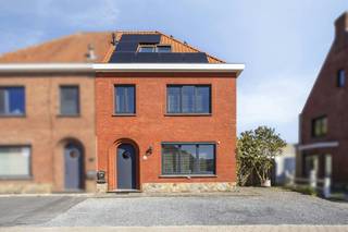 Ontdek dit huis tijdens de Pre-sale zaterdag 17/10 van 9u tot 10u30, enkel op afspraak!<br /><br />Instapklare halfopen woning met 4 kamers, 2 badkamers, garage en zonnige tuin gelegen in centrum Desselgem. De woning behaalt een gunstige EPC-score A en geniet dankzij haar centrale ligging van een uitstekende bereikbaarheid.<br /><br />INDELING<br /><br />Via de inkomhal met gastentoilet komt u in een eerste ruimte, die momenteel is ingericht als bureau. Inbouwkasten aanwezig. Deze ruimte staat rechtstreeks in verbinding met de leefruimte.<br /><br />Vervolgens komen we in de ruime en lichtrijke leefruimte, die mooi aansluit op de open keuken met alle voorzieningen en eetruimte. Deze ruimtes zijn voorzien van grote schuiframen. Hierdoor geniet u vanuit de keuken en eetplaats van een aangenaam zicht op de tuin en het terras.<br /><br />Het gelijkvloers beschikt over een massief parket in eikenhout.<br /><br />Op de eerste verdieping bevinden zich twee ruime en lichtrijke slaapkamers. Eén slaapkamer werd voorzien van inbouwkasten. Op deze verdieping is er ook een badkamer met wastafel, toilet en douche.<br /><br />De tweede verdieping biedt nog twee slaapkamers, op heden ingericht als kinderkamers en een tweede badkamer. Beide kamers zijn voorzien van een velux met rolluik. Tweede badkamer met wastafel, toilet en bad. Onder het schuine dak werden inbouwkasten gemaakt. Alle ruimte wordt benut.<br /><br />De woning beschikt daarnaast over een droge kelder, en berg/wasplaats die aansluit op de keuken. <br /><br />Op het terras werd er recent een overkapping geplaatst en een zonneluifel. Zo geniet u in de zomer van een schaduwrijk terras.<br /><br />Een bijkomende troef is de ruime garage met fietsenstalling, die zorgt voor een extra parkeerplaats en bergruimte. Vooraan de woning is er plaats voor 2 auto's.<br /><br />ALGEMENE INFO<br /><br />- EPC A<br />- Nieuwe leidingen<br />- Vernieuwde elektriciteit<br />- Vernieuwd en geïsoleerd dak<br />- Spouwmuurisolatie<br />- 15 zonnepanelen<br />- PVC-ramen met dubbele beglazing<br />- Vliegenramen en zonnescreens<br />- Zonneluifel <br />- Overal Luxaflex lamellen voorzien <br />- Regenwater 13.000L <br />- Nieuwe ruime garage + fietsenberging<br /><br />TROEVEN<br /><br />- EPC A<br />- Instapklaar<br />- Gunstige centrale ligging<br />- Lichtrijke leefruimtes<br /><br />* Eigendom beschikbaar vanaf 15/07/2027 zonder bezettingsvergoeding<br /><br />De eigendom wordt aangeboden via de Pre-sale formule. Op 17/10/2026 tussen 09:00 en 10:30 kan u het huis op afspraak komen bezichtigen en een bod uitbrengen. De vermelde prijs is een instelprijs. Voor meer info, gelieve contact op te nemen met de dossierverantwoordelijke.<br /><br />Bestuursmaatregelen in het maatregelenregister: in aanvraag