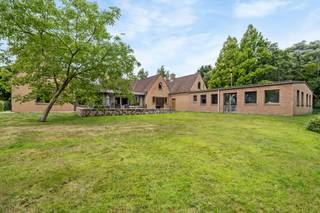 TE KOOP AALTER - VRIJ BEROEP MOGELIJK<br />Welkom in deze ruime villa in Aalter !<br /><br />De troeven van dit pand zijn:<br /><br />- Uitzonderlijk groot perceel 5263 m²<br />- Zeer ruim gelijkvloers met twee grote geïsoleerde zolders (15 cm) waar nog 4-5 kamers kunnen gemaakt worden, er zijn reeds 2 vaste trappen<br />- 28 Zonnepanelen en 3 zonneboilers<br />- Instapklaar<br />- Drie garages<br />- Grote hobbyloods (144 m²) VRIJ BEROEP MOGELIJK<br />- Midden in het groen<br /><br />Laat u verleiden door de foto's en indien u meer informatie of een bezoek wenst, vul dan bij voorkeur eerst uw gegevens in via de contactknop en dan bel ik u spoedig op.<br /><br />Laurens Deprez 0496-20 64 64
