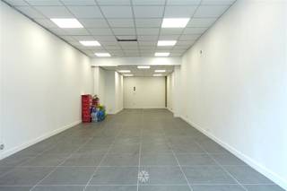 <p><span>GENT - Voormuide 39: Op zoek naar gunstig gelegen handels ruimte/kantoor te huur in Gent? Dan is dit pand mogelijks iets voor u. </span></p><p><span> </span></p><p><span>De belangrijkste troeven in een notendop: </span></p><ul><li><span>Vlakbij het vernieuwde Dok Noord waardoor er veel passage is</span></li><li><span>Mooie zichtbare etalage</span></li><li><span>Vlot bereikbaar met openbaar vervoer</span></li><li><span>Gunstig EPC</span></li></ul><p><span> </span></p><p><span>Indeling: </span></p><p><span>Open ruimte met ruime etalage. Afzonderlijk toilet.</span></p><p><span> </span></p><p><span>Onmiddellijk beschikbaar. </span></p><p><span>Huurprijs: €1.100. EGW afzonderlijk af te rekenen. </span></p><p><span> </span></p><p><span>Neem contact op met Axel Lenaerts makelaars voor een bezoek: gent@axellenaerts.be</span></p><p><span> </span></p>