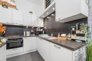 Stijlvol loftappartement met mezzanine en 2 slaapkamers – centrum Lokeren<br /><br />Dit uniek loftappartement combineert ruimte, licht en karakter op een prachtige manier. Dankzij de hoge plafonds en grote dakramen geniet je van een uitzonderlijk gevoel van openheid en veel natuurlijk licht.<br /><br />De ruime leefruimte met moderne open keuken vormt het hart van het appartement. De gezellige zithoek sluit naadloos aan bij de mezzanine, die perfect kan dienen als bureau, hobbyruimte of ontspanningshoek.<br /><br />Verder beschikt het appartement over 2 volwaardige slaapkamers, een stijlvolle badkamer en praktische bergruimte.<br /><br />Troeven:<br />Uniek loftgevoel met hoge plafonds<br />Grote dakramen en veel lichtinval<br />Moderne open keuken<br />Gezellige mezzanine<br />2 slaapkamers<br /><br />Instapklaar en perfect onderhouden<br /><br />Gelegen in het centrum van Lokeren, op wandelafstand van winkels en station<br />Een ideaal appartement voor wie houdt van ruimte, licht en een moderne loftsfeer.<br /><br />Bel vandaag nog voor een bezoek: 09/348.37.19 - of mail debby@woonbureau.eu