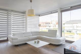 Ontdek dit prachtige appartement, gelegen in het charmante Sint-Idesbald, waar het verfijnde leven aan zee werkelijkheid wordt. Het maakt deel uit van een hoogwaardige residentie van Rietveld Projects, vernoemd naar de visionaire architect Jean Trouvé.<br />De constructie valt op door de warme houten gevelbekleding en het bijpassende houten buitenschrijnwerk, subtiel gecombineerd met duingrassen, waardoor het appartement naadloos opgaat in de natuurlijke omgeving.<br />Dit juweeltje is bijzonder functioneel ingericht met ingemaakte kasten en biedt een comfortabele indeling:<br />- Open keuken volledig geïntegreerd in de leefruimte<br />- Ruime living vol natuurlijk licht dankzij de grote raampartijen<br />- 2 ruime slaapkamers, perfect voor gezin of gasten<br />- Badkamer stijlvol en praktisch afgewerkt<br />Ruim terras, ideaal om te genieten van het zeegevoel en het zonlicht<br />Het appartement biedt een licht zeezicht en een optimale zonoriëntatie, waardoor je op elk moment van de dag kan genieten van de zon en de frisse zeelucht.<br />De ligging is werkelijk ideaal: op wandelafstand van het gezellige culinaire centrum van Sint-Idesbald, met sfeervolle restaurants, een gekende slager, de bekende viswinkel en een topbakkerij. Alles wat je nodig hebt voor een ontspannen en luxueus leven aan de Belgische kust bevindt zich letterlijk binnen handbereik.<br />Er is ook mogelijkheid om een garage bij te kopen in de ondergrond van dit gebouw. <br />Neem gerust contact met ons op indien u geïnteresseerd bent in dit prachtige appartement.