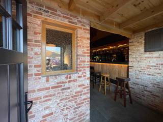 Deze met duurzame materialen ingerichte whisky en wijnbar bevindt zich midden op het dorpsplein. Het beschikt over een terras vooraan, een...