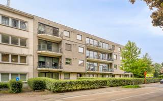 Immo Pické biedt U dit uiterst gunstig gelegen appartement op de tweede verdieping (met lift) aan in het centrum van Sint-Pieters-Leeuw en bijgevolg gelegen in de onmiddellijke omgeivng van alle faciliteiten. Het appartement bestaat uit een inkomhal met ingebouwde vestiairekast, een gastentoilet, een lichtrijke woonkamer met open keuken, een berging, 2 slaapkamers, een badkamer en een leuk terras. Daarnaast beschikt het appartement over een ruime gesloten garagebox (nummer 8) en een privatieve kelder (nummer 11).<br />Maandelijkse lasten: 130 euro per maand