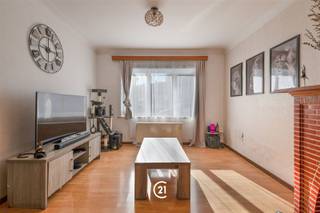 Dit charmante huis, met veel potentieel, wordt te koop aangeboden.Het is ideaal gelegen vlakbij scholen, het station, supermarkten en de sporthal van Tubize.Op de begane grond vind je de hal, keuken, eetkamer en woonkamer, evenals een bijkeuken, toilet, veranda en tuin.Op de eerste verdieping zijn twee grote slaapkamers, een bureau en de badkamer.De zolder, op de tweede verdieping, kan worden verbouwd tot een derde slaapkamer of master bedroom.Wacht niet langer en maak vandaag nog een afspraak.