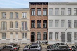 In een charmante straat in Berchem bevindt zich dit prachtige burgerhuis uit 1910. De buurt is bijzonder gegeerd dankzij haar centrale ligging, leuke koffiebars, kindvriendelijke parken en de vlotte verbinding naar het centrum en de belangrijkste invalswegen.<br /><br />De woning werd circa vier jaar geleden grondig gerenoveerd en vormt vandaag een perfecte harmonie tussen authentieke elementen en hedendaags wooncomfort. Met een bewoonbare oppervlakte van maar liefst 291 m² en een uitstekend EPC label A is dit een buitenkans voor wie ruimte, kwaliteit en locatie wil combineren.<br /><br />Indeling: <br />Via de inkomhal met gastentoilet komt u in de ruime leefruimte voorzien van eetkamer en sfeervol salon. De open keuken is het hart van het huis en werd afgewerkt met een stijlvol Carrara marmeren werkblad &amp; is voorzien van alle toestellen. Aansluitend vinden we een praktische bijkeuken en een aangenaam terras. <br />Op het tussenverdiep vindt u een ruime badkamer voorzien van ligbad, lavabomeubel, inloopdouche en toilet.<br />De eerste verdieping omvat een bureaukamer en een royale masterbedroom met ensuite dressing. <br />Op de tweede verdieping bevindt zich een ruime slaapkamer en een 2de badkamer voorzien van lavabomeubel, toilet, inloopdouche &amp; wasberging. <br />De derde verdieping biedt plaats aan een vierde slaapkamer met bijkomende mezzanine onder het dak, ideaal als speelruimte, hobbykamer of extra werkplek.<br /><br />Tevens geniet de woning ook van een zeer ruime en droge kelder. <br /><br />Kortom, een instapklare woning met uitstraling en een gegeerde ligging nabij de stad.