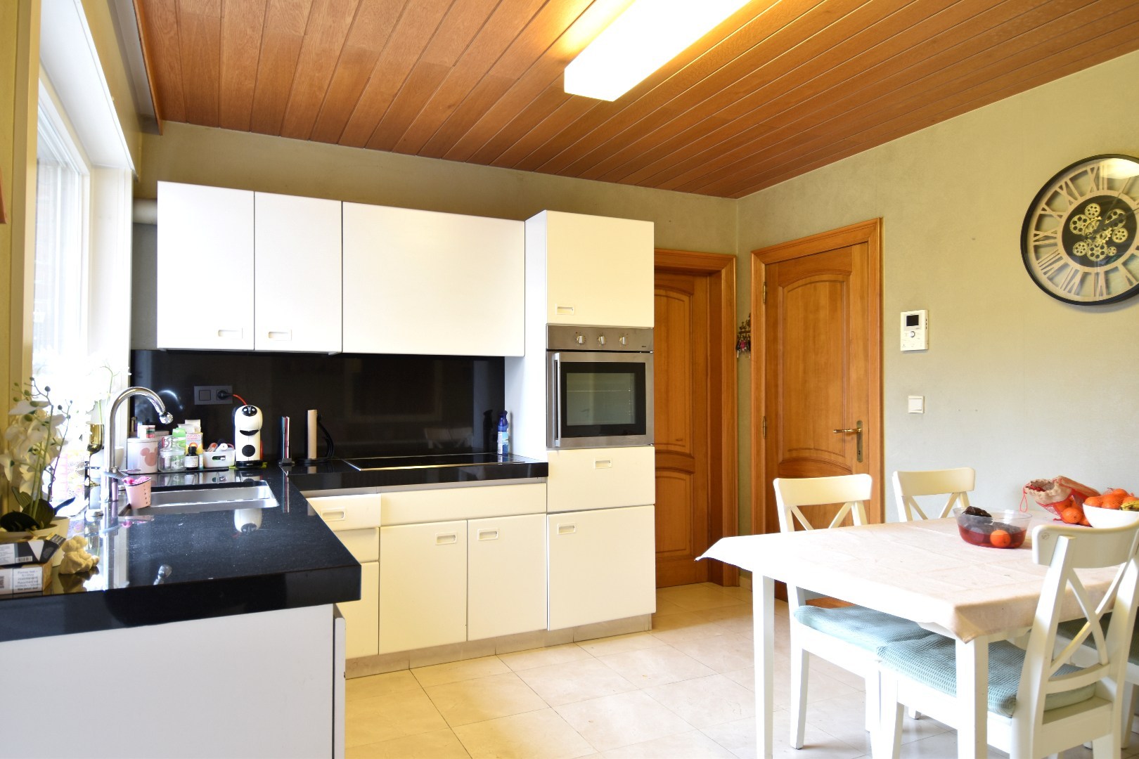 Verzorgde gezinswoning met 3 slaapkamers, tuin en polyvalente/handelsruimte te koop nabij centrum Bissegem - foto 5