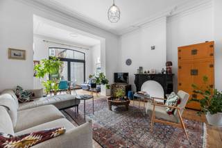 Op een uitzonderlijke locatie aan het Ladeuzeplein bevindt zich dit bijzonder charmante 1-slaapkamerappartement met een bewoonbare oppervlakte van ca. 77 m². Het appartement combineert authentieke elementen met hedendaags wooncomfort en geniet dankzij de hoge plafonds, sierlijsten, karaktervolle schouw, houten vloeren en grote raampartijen van een unieke uitstraling en bijzonder aangename lichtinval. De ruime leefruimte sluit mooi aan op de eetplaats en de ingerichte keuken. Verder beschikt het appartement over een volwaardige slaapkamer en een moderne badkamer met douche. Een absolute troef is de uitzonderlijke buitenruimte: achteraan bevindt zich een ruim terras dat aansluit op een grote, groene stadstuin, een echte zeldzaamheid op zo’n centrale locatie in Leuven. Het appartement wordt onbemeubeld verhuurd, inclusief koelkast, en is beschikbaar vanaf 1 november 2026. Er wordt bij voorkeur gezocht naar een profiel dat zich hier voor langere termijn wil vestigen, waardoor het appartement bijzonder geschikt is voor young professionals die centraal en comfortabel willen wonen. Dankzij de ligging aan het Ladeuzeplein bevinden het station, winkels, horeca, faculteiten en alle voorzieningen van het stadscentrum zich op wandelafstand. De huurprijs bedraagt €1.295 per maand, aangevuld met een provisie van €150 per maand voor de gemeenschappelijke kosten, gas, water en elektriciteit. Internet dient afzonderlijk door de huurder te worden voorzien. Interesse of graag een bezoek? Contacteer ons via info@homies.be of 016 15 37 11. HOMIÉS, an Eye for Immo.<br /> 