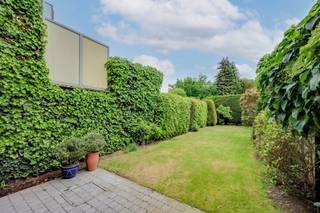 <p><span>Charmante kwalitatieve bel-etage woning met </span><span>4 slaapkamers</span><span> op toplocatie te </span><span>Mortsel</span><span>.</span></p><p><span>De goed onderhouden en verzorgde woning met een mooie volgroeide tuin is uiterst rustig gelegen in het </span><span>Hof van Rieth</span><span> te Mortsel. De </span><span>bel-etage</span><span> ligt op wandelafstand van het openbaar vervoer, scholen en een ruim aanbod aan winkels.</span></p><p><span> </span></p><p><span>Indeling </span></p><p><span> </span></p><p><span>Gelijkvloerse verdieping</span></p><p><span>- oprit</span></p><p><span>- inkomhal</span></p><p><span>- garage</span></p><p><span>- bergingen</span></p><p><span>- stookplaats</span></p><p><span>- tuin </span></p><p><span> </span></p><p><span>Eerste verdieping</span></p><p><span>- woonkamer</span></p><p><span>- keuken met toegang naar terras</span></p><p><span>- toilet</span></p><p><span> </span></p><p><span>Tweede verdieping</span></p><p><span>- slaapkamer 1 </span></p><p><span>- slaapkamer 2 </span></p><p><span>- slaapkamer 3</span></p><p><span>- badkamer</span></p><p><span> </span></p><p><span>Zolderverdieping met vaste trap</span></p><p><span>- polyvalente ruimte of in te richten als extra slaapkamer (4)</span></p><p><span> </span></p><p><span> </span></p><p><span>Troeven</span></p><p><span>- zonnige tuin met veel privacy</span></p><p><span>- centrale verwarming op gas</span></p><p><span>- station Mortsel-Oude-God in de nabijheid</span></p><p><span> </span></p><p><span>Dit pand is onderhevig aan de renovatieverplichting die door de Vlaamse overheid wordt opgelegd voor residentiële gebouwen. Consulteer voor meer informatie de website van het Vlaams Energie- en Klimaatagentschap via <span>https://www.energiesparen.be/renovatieverplichting-residenti%C3%ABle-gebouwen-2023</span></span></p><p><span> </span></p><p><span>Ben jij geïnteresseerd in dit huis te koop in Mortsel, ben je op zoek naar ander vastgoed of wens je de waarde van jouw eigendom te kennen? Dan ben je bij BOLT immo aan het juiste adres! Wij helpen jou graag verder.</span></p><p><span> </span></p>