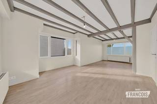 Bent u op zoek naar een ruime, instapklare gezinswoning waar comfort, ruimte en praktische troeven hand in hand gaan? Dan is deze verzorgde woning in Esen zeker een bezoek waard. Dankzij de royale woonoppervlakte, het grote perceel en de vele mogelijkheden is dit de ideale thuis voor gezinnen die op zoek zijn naar een woning waar ze meteen kunnen intrekken.<br /><br />Bij het binnenkomen wordt u verwelkomd in een lichtrijke en aangename leefruimte, waar de grote raampartijen zorgen voor een overvloed aan natuurlijk daglicht en een open, warme sfeer creëren. Aansluitend bevindt zich de ruime keuken, die dankzij haar praktische indeling volop mogelijkheden biedt voor gezellige familiemomenten. De aansluitende veranda vormt een mooie meerwaarde en kan perfect dienst doen als extra eetruimte, ontspanningsruimte of een plek om het hele jaar door van het uitzicht op de tuin te genieten. Om af te sluiten is er nog een extra badkamer op het gelijkvloers.<br /><br />Op de verdiepingen beschikt de woning over vier volwaardige slaapkamers en een badkamer, waardoor er voldoende ruimte is voor een groot gezin, een thuiskantoor of een hobbykamer. De praktische indeling maakt de woning bijzonder functioneel voor het dagelijkse gezinsleven.<br /><br />Ook op vlak van bergruimte scoort deze woning uitstekend. De inpandige garage biedt niet alleen plaats voor een wagen, maar ook extra opslagmogelijkheden. Bovendien beschikt de woning over een ruim perceel met voldoende parkeergelegenheid voor meerdere wagens, wat een absolute troef is voor gezinnen en bezoekers. Verder is er ook nog een kelder.<br /><br />De buitenruimte maakt het plaatje compleet. Het ruime terras nodigt uit om volop van zonnige dagen te genieten, terwijl de tuin voldoende plaats biedt voor kinderen om te spelen of om een groene oase naar eigen smaak in te richten. Als extra troef is er een vrijstaand bijgebouw, dat tal van mogelijkheden biedt als atelier, hobbyruimte, werkplaats, opslagruimte of praktijkruimte.<br /><br />Bouwtechnisch is de woning voorzien van een gunstig EPC label C en werden er reeds zonnepanelen geplaatst.<br /><br />De prijs is een vanafprijs. Elk bod gelijk aan of hoger dan de vermelde richtprijs wordt voorgelegd aan de eigenaar. De verkoper behoudt zich het recht voor om al dan niet in te gaan op een bod.<br /><br />