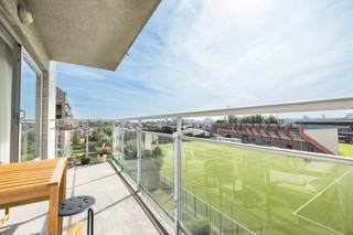 <p>Ontdek in het complex Collins House dit mooie appartement van ± 98 m² in goede staat, gelegen op de 4e verdieping, dat modern comfort combineert met veel lichtinval<br />De woonruimte maakt meteen indruk met zijn grote, lichte woonkamer, ideaal om gasten te ontvangen of te ontspannen, met toegang tot een mooi terras (± 10 m²) dat perfect is om buiten te genieten. De open, volledig ingerichte keuken sluit naadloos aan op de woonruimte en zorgt voor een gezellige sfeer. 🌿<br />Het slaapgedeelte bestaat uit twee comfortabele slaapkamers, een badkamer en een praktische wasruimte. Een hal met toilet maakt het geheel compleet.<br />Pluspunt in de stad: een kelder (-1.12) en een parkeerplaats „-2.43“ (+ 20.000 €) VERPLICHT.<br /> 📍Gelegen aan een levendige verkeersader, dicht bij winkels, openbaar vervoer en hoofdwegen, combineert dit appartement bereikbaarheid en levenskwaliteit in een wijk die volop in ontwikkeling is.<br /><br />Momenteel verhuurd voor 1.098 €/maand – huurovereenkomst van 9 jaar vanaf 15/11/2013 🔑<br />Kosten: ± 157 €/maand<br />EPB: B- 🌱<br />Afmetingen ter indicatie.</p>