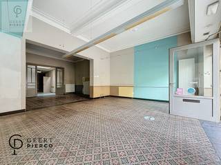 Stijlvol en ruim pand met unieke mogelijkheden in de StationsstraatDit exclusieve pand, dat jarenlang werd gebruikt door bakkerij Vangrootloon, ademt...