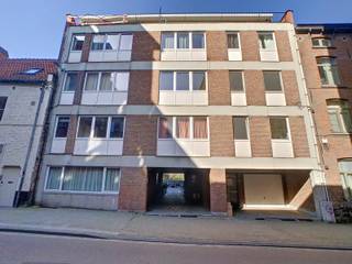 <p>Vous recherchez un appartement prêt à l'emploi en plein cœur animé de Louvain ? Au 66A de la Schapenstraat, découvrez ce charmant appartement situé au deuxième étage, où confort et emplacement vont de pair. Un lieu qui procure immédiatement une sensation de bien-être, idéal pour celles et ceux qui apprécient un intérieur compact et fonctionnel, sans renoncer au confort.</p><p>L'agencement est intelligent et efficace : avec une surface habitable de 40 m², vous disposez d'un espace de vie lumineux, d'une cuisine pratique et d'une chambre à coucher à part entière. La salle de bains est équipée d'un toilet, et grâce à la terrasse de 5 m² orientée sud-ouest, vous profitez d'un agréable supplément d'air extérieur les jours ensoleillés, parfait pour un moment de détente autour d'un café ou d'un verre de vin après une longue journée.</p><p>L'immeuble date de 1975, mais a été entièrement rénové en 2019 et est aujourd'hui totalement prêt à l'emploi. Ce rafraîchissement récent lui confère une allure moderne et contemporaine, ainsi qu'un agréable niveau de performance énergétique : l'appartement bénéficie d'un label PEB B avec un score de 128. Tout respire la qualité et le confort de vie sans souci, sans qu'il ne soit nécessaire d'entreprendre le moindre travail.</p><p>L'emplacement dans la Schapenstraat constitue un atout en soi : en plein cœur du centre animé de Louvain, à distance de marche des commerces, de l'horeca et des transports en commun. Étudiants, jeunes professionnels ou tous ceux qui souhaitent vivre au cœur de la ville trouveront ici une base idéale. Tout ce dont vous avez besoin se trouve à portée de main.</p><p>Vous êtes curieux de découvrir cet appartement en vrai ? N'hésitez pas à contacter notre agence pour planifier une visite et venez découvrir par vous-même l'ambiance et les atouts de ce charmant pied-à-terre à Louvain.</p>