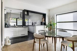 <p><span>Prachtige 3-gevelwoning met zonnige tuin en garage in de wijk Kassei te Vilvoorde. </span></p><p><span>De woning werd de voorbije jaren op verschillende vlakken gemoderniseerd en combineert hedendaags comfort met een aangename woonomgeving. Dankzij de nabijheid van het park Drie Fonteinen, winkels, scholen en belangrijke verbindingswegen geniet u hier van een rustige ligging met een vlotte bereikbaarheid. Via de ruime inkomhal komen we in de open leefruimte, waar de grote raampartijen zorgen voor een overvloed aan natuurlijk licht. Er is plaats voor een comfortabele zithoek met zicht op en toegang tot de zuidwestgerichte tuin. De eetplaats sluit aan op de open keuken aan de voorzijde, die recent volledig werd gerenoveerd en uitgerust is met alle hedendaagse comfort. Op de verdieping werden oorspronkelijk twee slaapkamers samengevoegd tot één ruime slaapkamer. Deze kunnen eenvoudig opnieuw worden opgesplitst. Een tweede kamer doet momenteel dienst als dressing. De stijlvolle en recent gerenoveerde badkamer beschikt over een mooie wastafel en een inloopdouche. De zolder biedt mogelijkheden voor extra bergruimte of een bijkomende woonruimte. De vrijwel volledige onderkeldering zorgt voor heel wat extra opslagruimte en omvat bovendien een kamer die momenteel als bureau wordt gebruikt, ideaal voor thuiswerk. De parkeergelegenheid naast de woning en de garage achteraan op het perceel vormen bijkomende troeven van deze prachtige woning.</span></p><p><span> </span></p>