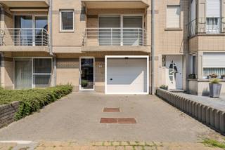 <p>Te koop: gesloten garagebox in hartje Bredene aan zee<br /><br />Goed onderhouden gesloten garagebox te koop in een afgesloten complex in het centrum van Bredene — ideaal gelegen op slechts 100 meter van zee en winkels. Perfect als veilige staanplaats, interessante investering aan de kust. (Momenteel verhuurd).<br /><br />📍 Ligging: Centrum Bredene, op wandelafstand van zee en winkels<br />🚗 Type: Gesloten garagebox in afgesloten complex<br />✨ Staat: Zeer goed onderhouden<br /><br />Ideale opportuniteit voor wie comfort, veiligheid aan zee zoekt!<br /><br />Interesse? Contacteer ons info@yess-vastgoed.be of 050 33 59 03</p>