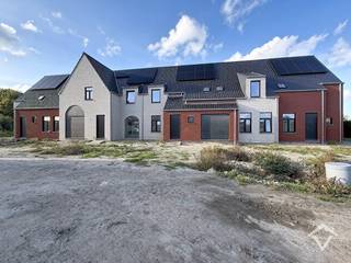 Deze nieuwbouwwoning bestaat uit: inkomhal - toilet - living - keuken - terras - tuin - wasplaats - berging - garage - nachthal - 3 slaapkamers - badkamer - zolder. <br /><br />EPC: woning in aanbouw. Vrij 1/10/2026. Huurprijs 1470 €/mnd