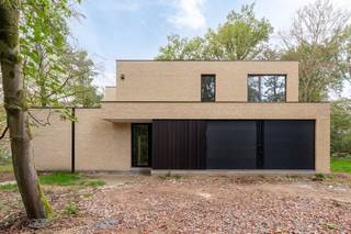 Exclusief wonen in het groen, vlak bij de Royal Golf in Kapellenbos<br /><br />Rust, ruimte en een verfijnde afwerking. Deze prachtige nieuwbouwvilla in het residentiële Kapellenbos combineert het allemaal. Hier woon je in een groene, rustige omgeving, vlak bij de Royal Golf Club, terwijl winkels, scholen en belangrijke verbindingswegen vlot bereikbaar blijven.<br /><br />Binnen draait alles om ruimte, comfort en oog voor detail. De hoogwaardige afwerking en het vele maatwerk geven de woning een warme, stijlvolle uitstraling. De ruime leefkeuken vormt het hart van het huis. Een plek om uitgebreid te koken, samen te eten en gezellig bij te praten. Daarnaast zijn er een afzonderlijk salon en een gezellige tv-ruimte. Zo heeft iedereen zijn eigen plekje, zonder het contact met elkaar te verliezen.<br /><br />Ook aan thuiswerken is gedacht. Het aparte bureau biedt een rustige plek om geconcentreerd aan de slag te gaan.<br /><br />Op de verdieping bevinden zich vier slaapkamers. De masterbedroom beschikt over een eigen dressing en een ensuite badkamer. Een fijne, private plek om de dag rustig te beginnen of af te sluiten. Voor de overige slaapkamers is er een tweede badkamer.<br /><br />Buiten zorgen twee overdekte terrassen ervoor dat je op verschillende momenten van de dag van het buitenleven kan genieten. Een koffie in de ochtend, een lange lunch of nog even buiten zitten wanneer de avond valt.<br /><br />De dubbele garage maakt het geheel compleet en biedt volop plaats voor wagens en extra bergruimte.<br /><br />Een bijzondere villa voor wie houdt van stijlvol wonen, hedendaags comfort en de rust van Kapellenbos. Een plek waar alles klopt, tot in de details. Zorgeloos wonen daar het tuinonderhoud inbegrepen is.<br /><br />Benieuwd hoe het voelt om hier thuis te komen? We laten het je graag ontdekken tijdens een bezoek.<br /><br />Beschikbaar 1/1/2027