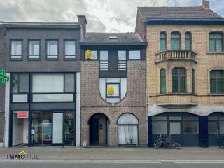 <p><strong>Ruime woning met tuin te Aalst!</strong> <br /><br />Op het gelijkvloers bevindt zich een <strong>woonkamer met open keuken</strong>,<strong> badkamer, apart toilet, praktische wasplaats en een slaapkamer. </strong>De eerste verdieping vormt een tweede volwaardige woonkamer met eigen keuken, badkamer, een slaapkamer én een aangenaam terras. <br /><br />De bovenste verdieping biedt nog twee slaapkamers, een derde keuken, apart toilet en een badkamer en beschikt eveneens over een eigen terras. Achteraan geniet je van een ruime tuin met een gezellig terras. Bovendien is er ook een kelder aanwezig.</p>
<p>Momenteel is <strong>een deel van het gebouw verhuurd. </strong>Dankzij de flexibele indeling, het grote woonvolume, meerdere terrassen en de voorzieningen op elke verdieping biedt deze woning tal van mogelijkheden voor grote gezinnen, samenwonende generaties, ... De energieprestaties zijn als volgt: 530 kWh/m²/jaar, 371 kWh/m²/jaar, 555 kWh/m²/jaar.</p>
<p>De woning is <strong>centraal gelegen</strong>, op korte afstand van scholen, winkels (bakker, beenhouwer, …), centrum Aalst en openbaar vervoer (bushalte en station). Voor meer info en/of een bezoek ter plaatse, contacteer Tijl via <strong>tijl@immotijl.be </strong>of <strong>0477 44 86 11</strong>.</p>