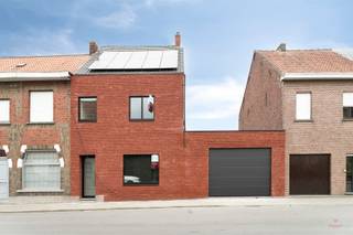 <p><span>Maison entièrement rénovée et économe en énergie à Moen</span></p><p><span> </span></p><p><span>Bienvenue dans cette maison magnifiquement rénovée, où confort et efficacité énergétique se marient à la perfection. Située dans un quartier calme et bien desservi par les principales voies d'accès, cette maison offre tout ce dont vous avez besoin pour vivre confortablement.</span></p><p><span> </span></p><p><span>Agencement :</span></p><ul><li><span>Rez-de-chaussée : un vaste espace de vie avec coin repas et coin salon, une cuisine ouverte moderne, des toilettes séparées, une buanderie pratique et un accès à la cave.</span></li><li><span>Premier étage : 2 chambres, une salle de bains élégante avec douche à l'italienne, lavabo et WC, ainsi qu'un escalier fixe menant aux combles.</span></li><li><span>Grenier : grenier entièrement isolé, prêt à être aménagé en 3e chambre ou en espace polyvalent.</span></li><li><span>À l'extérieur : un jardin de devant bien entretenu, une terrasse ensoleillée et un jardin. Comprend une sortie à l'arrière (le long du n° 79) avec un espace de stationnement à l'arrière pouvant accueillir 2 voitures supplémentaires.  </span></li></ul><p><span><br /><br /></span></p><p><span>Atouts :</span></p><ul><li><span>Économe en énergie : équipée d’une pompe à chaleur, de panneaux solaires, etc.</span></li><li><span>Prêt à emménager : entièrement rénové en 2024. Pas de soucis de rénovation, l'installation électrique est conforme et la maison est en parfait état.</span></li><li><span>Arrière de la parcelle toujours accessible via un accès séparé</span></li><li><span>Se réveiller avec vue sur les champs ? Ce cadre magnifique vous permettra de vous détendre au quotidien.</span><span><br /><br /></span></li></ul><p><span>Informations pratiques :</span></p><ul><li><span>PEP : B (170 kWh/m²/an)</span></li><li><span>Informations urbanistiques : Vg | WgLk | Gmo | Gvkr | Gvv</span></li><li><span>Évaluation de la gestion de l'eau : note de la parcelle A | note du bâtiment A</span></li><li><span>La surface indiquée est la surface brute telle que mentionnée dans le certificat EPC.</span></li></ul><p><span><br />Intéressé(e) ? Contactez Ellen au 0474 86 04 52 ou</span> à l'adresse<span> <span>ellen@heritagevastgoed.be</span></span><span></span></p><p><span> </span></p><p><span> </span></p>