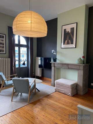 Trendy bemeubelde studio in herenhuis op de Leuvense Vest.<br /><br />Deze studio is in uitstekende staat, bij de renovatie werd rekening gehouden van het karakter van het pand. Dat betekend dat er mooie parketvloeren en hoge plafonds zijn.<br /><br />In de studio is er een mooie, lichtrijke woon-slaapruimte met klein balkon. Verder is er een aparte keuken met ontbijthoekje. Hier is ook een douche geïnstalleerd.<br />Het toilet is apart. Op de trappenhal is er een grote, privatieve inbouwkast. <br /><br />De huurprijs bedraagt 870 euro + een forfait van 140 euro voor al het verbruik. Jaarlijks wordt er een bijkomende kost gevraagd van 750 euro voor high speed internet, brandverzekering, onderhoud gemeenschappelijke delen,...<br /><br />De studio is onmiddellijk beschikbaar. Domicilie mogelijk!<br /><br />Bent u op zoek naar een knusse entiteit aan het station en op wandelafstand van KULeuven-faculteiten, IMEC (vlot bereikbaar met het openbaar vervoer), supermarkten en het gezellige stadscentrum van Leuven.