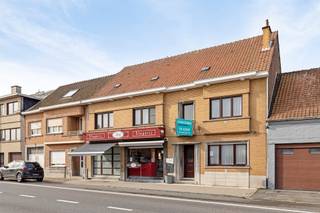 Woning met commerciële mogelijkheden in Mazenzele te koop!Gelegen op een uitstekende zichtlocatie, bieden wij u deze ruime commerciële woning aan...