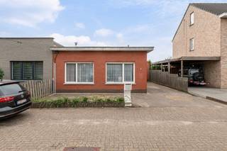 <strong>Te renoveren gezinswoning met potentieel op uitstekende ligging.</strong><br /><br />Deze laagbouwwoning biedt een mooie opportuniteit voor wie op zoek is naar een renovatieproject met tal van mogelijkheden.<br />De woning beschikt onder andere over<strong> 3 slaapkamers, een garage en een tuin</strong>, ideaal voor gezinnen of investeerders.<br /><br />Momenteel is het pand <strong>verhuurd aan € 700/maand</strong>, wat het ook interessant maakt als opbrengsteigendom.<br /><br />Let op: er geldt een <strong>renovatieverplichting</strong> en er zijn<strong> bouwovertredingen</strong> aanwezig. Dit biedt echter kansen om het pand volledig naar eigen smaak en volgens de huidige normen te herinrichten.<br /><br />De <strong>uitstekende ligging </strong>vormt een extra troef, met een vlotte bereikbaarheid en nabijheid van voorzieningen.<br /><br />Ontdek het pand alvast via de<strong> interactieve grondplannen met foto's op onze website</strong>.<br />Surf naar www.wijns.be en open de detailpagina van dit pand.<br /><br /><strong>Interesse?</strong><br />Neem snel contact met ons op voor meer info of een bezoek.<br /><strong>Bel 0473/33 33 33 of mail naar philip@wijns.be.</strong>